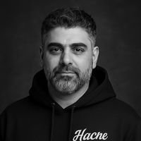 Hernán, barbero de HACHE SALÓN en San Telmo