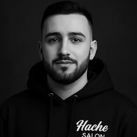 Valentín, barbero de HACHE SALÓN en San Telmo