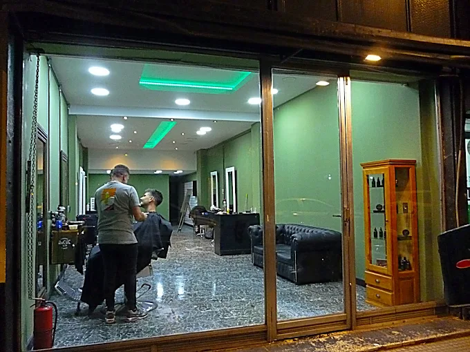 Interior de HACHE SALÓN de noche